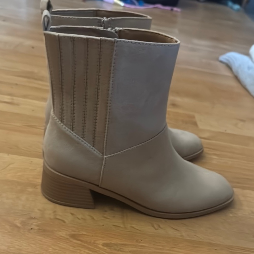 Universal Threads TARGET Stylish Tan Ankle Boots